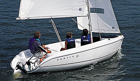 Hunter 170 sailboat under sail