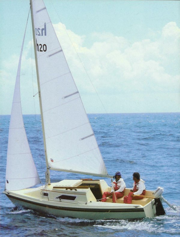 Hunter 20 sailboat under sail