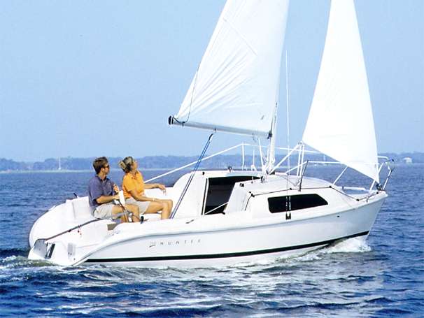 Hunter 212 sailboat under sail