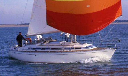 Idylle 1050 Beneteau sailboat under sail