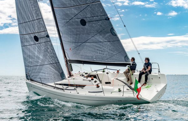 Italia 998 sailboat under sail