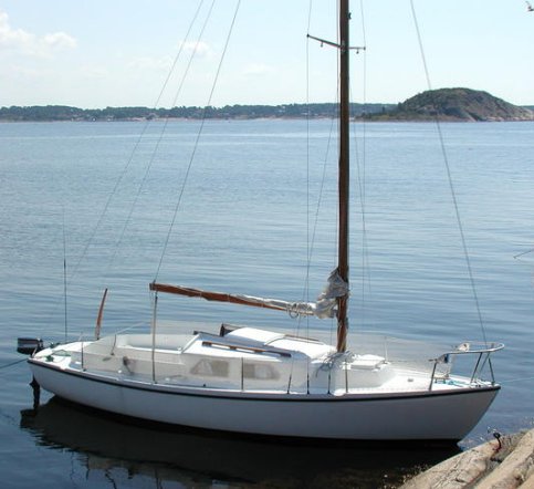 Iw 23 sailboat under sail