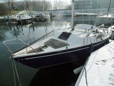 Jouet 23 calife sailboat under sail