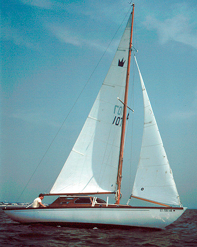 Kings cruiser 28 sailboat under sail