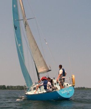 Kiwi 24 sailboat under sail
