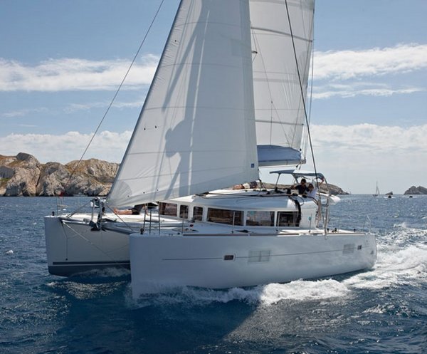 Lagoon 400 sailboat under sail