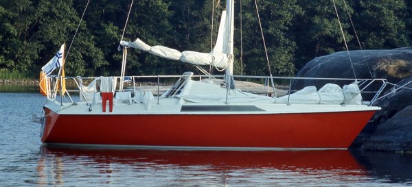 Lohi 25 sailboat under sail