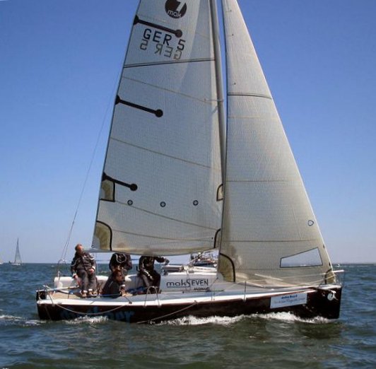 Mak7 sailboat under sail