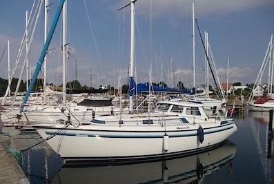 Mascot 33 sailboat under sail