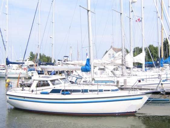 Mascot 910 sailboat under sail