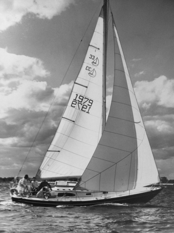 Medalist 33 mkiiiii le comte sailboat under sail