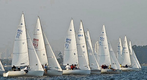 Microtonner 19 sailboat under sail