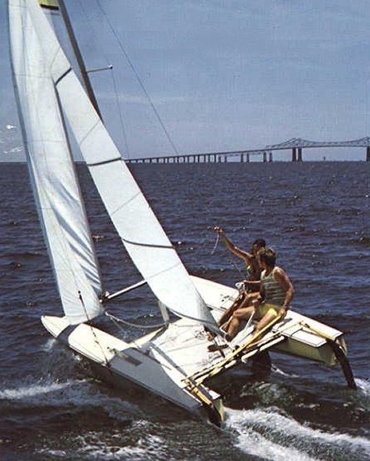 Musketeer 17 sailboat under sail