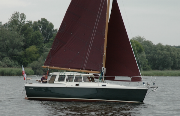 Haber 800 sailboat under sail