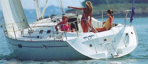 Oceanis 300 Beneteau sailboat under sail