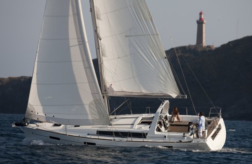 Oceanis 41 Beneteau sailboat under sail