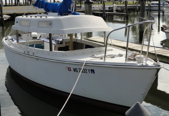 O'day 23 1 lift top sailboat under sail