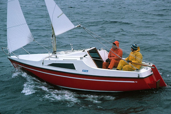 Debutant sailboat under sail