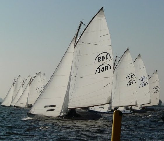 Regenboog rainbow sailboat under sail