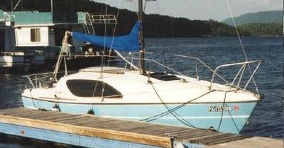 Reinell 22 sailboat under sail