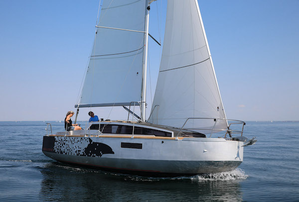 Rêvolution 29 sailboat under sail