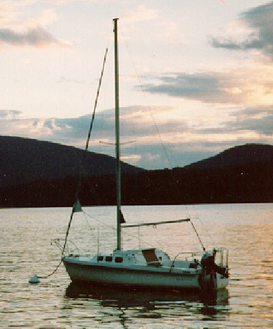 Rhodes 22 continental sailboat under sail