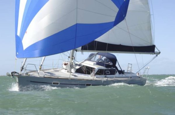 Rm 1050 sailboat under sail