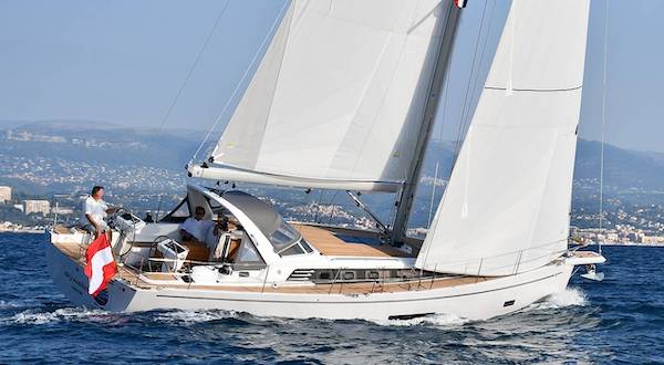 Sunbeam 461 sailboat under sail