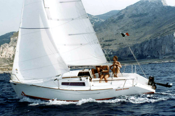 Isola 21 sailboat under sail