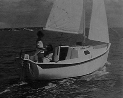 Slipper 17 sailboat under sail