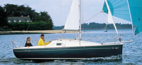 Sun 2000 jeanneau sailboat under sail
