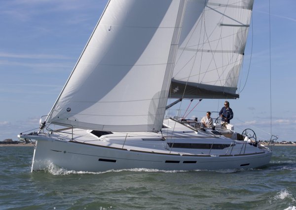 Sun odyssey 419 jeanneau sailboat under sail