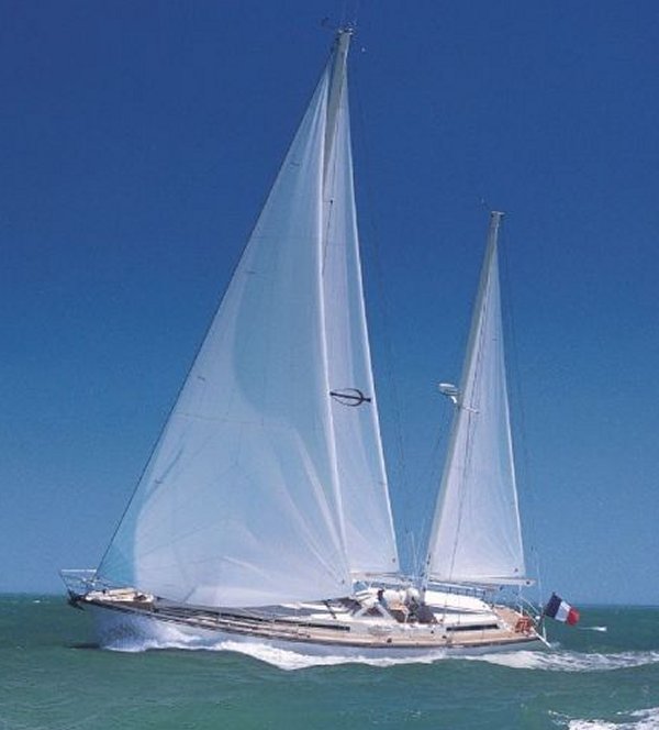 Super maramu 2000 Amel sailboat under sail