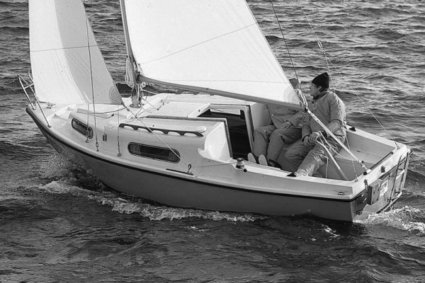 Valiant 18 sailboat under sail