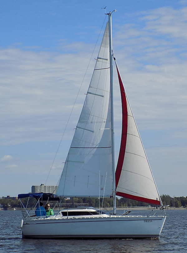 Tonic 23 jeanneau sailboat under sail