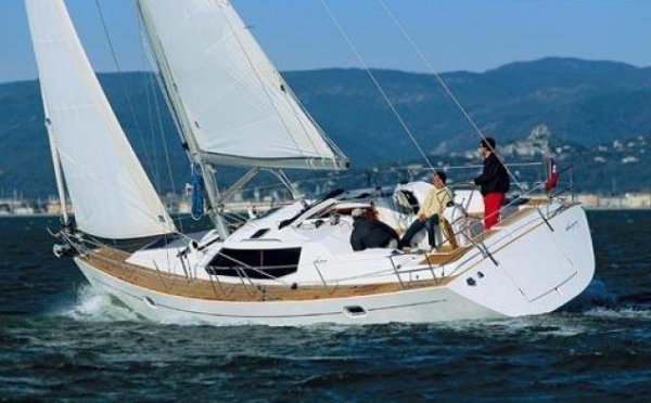 Wauquiez pilot saloon 40 sailboat under sail