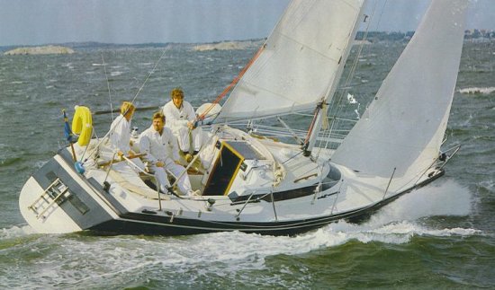 Winga 860 sailboat under sail