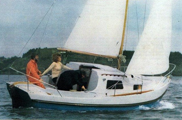 Amethyste sailboat under sail